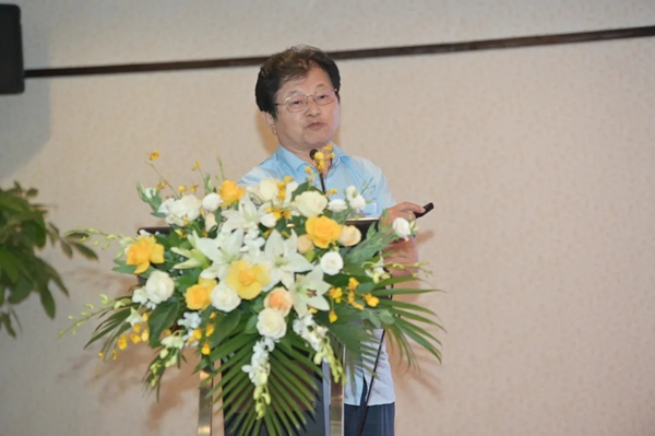 特普丽墙纸董事长杨冀应邀出席“中国定制软装饰墙纸墙布墙板行业发展会”