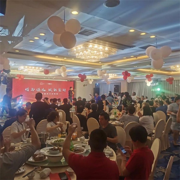云智星智能门在门博会展位火爆，好评如潮。
