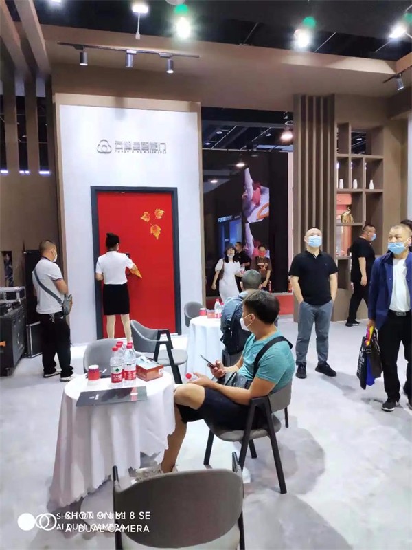 云智星智能门在门博会展位火爆，好评如潮。