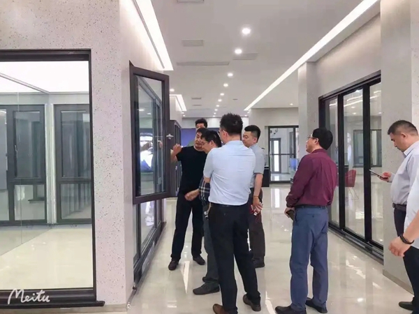 居然之家副总裁及相关领导一行参观莅临天东门窗生产基地
