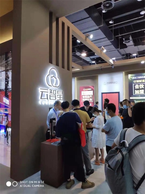 云智星智能门在门博会展位火爆，好评如潮。