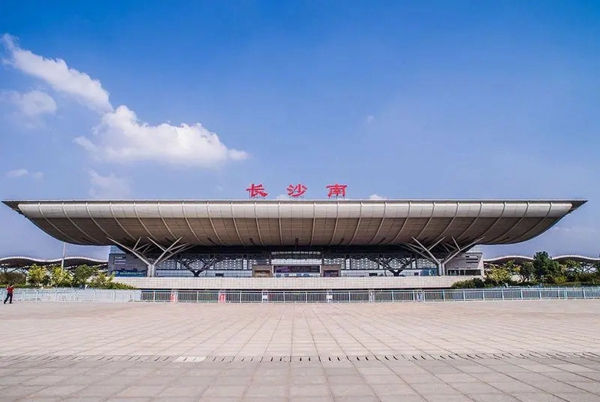 布局高铁广告，金科瓷砖再次强势霸屏