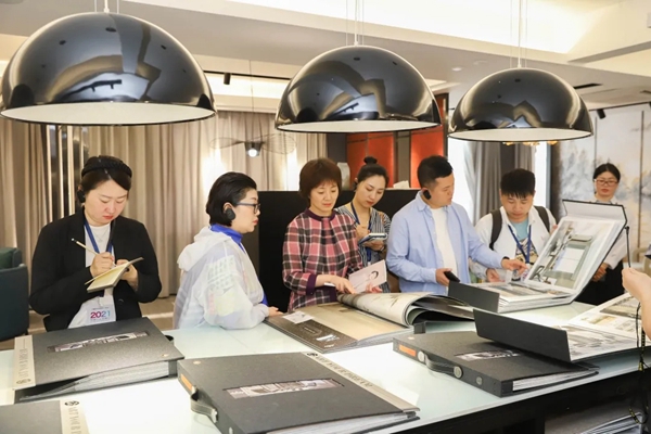  中展智奥、新浪家居、行业资深人士代表团走进艾是·布家居