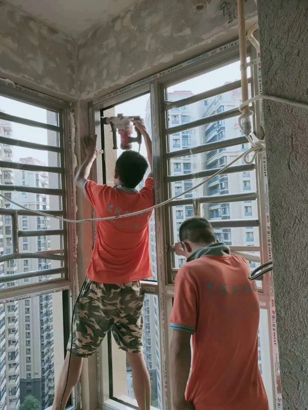 卡诺门窗：这样封阳台，风暴雨也吹不翻窗户