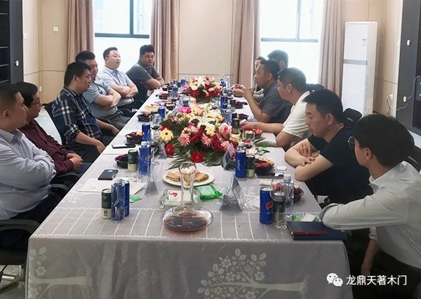 居然之家集团副总裁携团队参观指导龙鼎天著生产基地