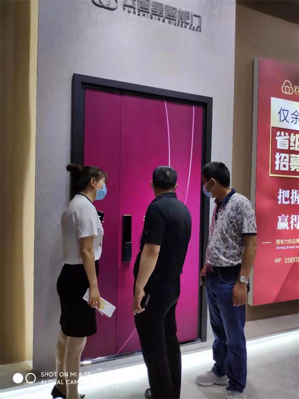 云智星智能门在门博会展位火爆，好评如潮。