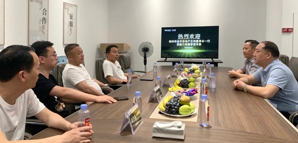榆林市金华房地产董事长一行莅临万格丽不锈钢厨柜·全屋定制参观考察