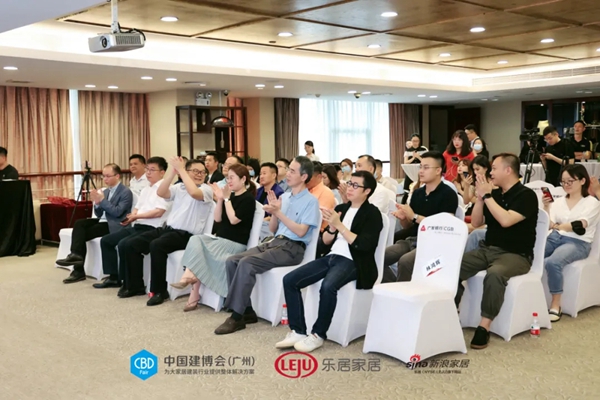轩尼斯门窗总裁曾庆伟出席中国家居精品年鉴启动礼