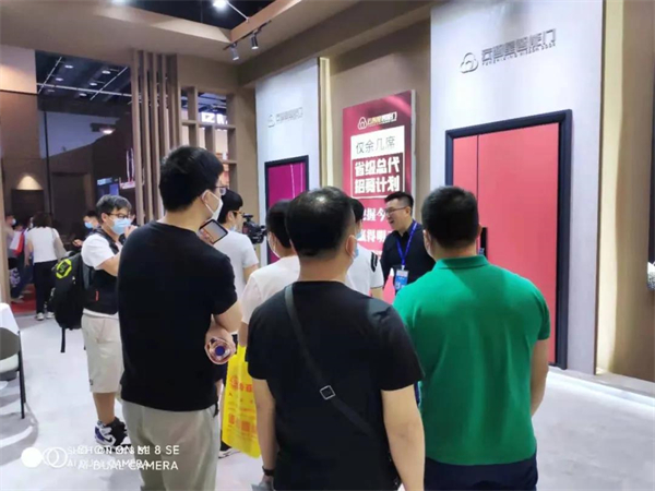 云智星智能门在门博会展位火爆，好评如潮。