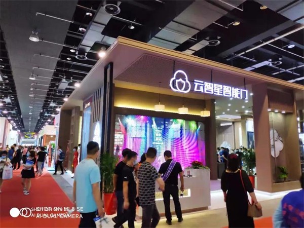 云智星智能门在门博会展位火爆，好评如潮。