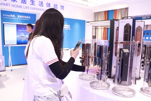 省工业设计协会领导以及临沂市政企考察团莅临诗尼曼全屋定制进行考察交流 省工业设计协会领导以及临沂市政企考察团莅临诗尼曼全屋定制进行考察交流