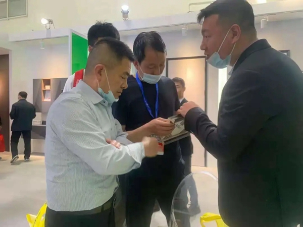 鑫六福木门惊艳亮相CIDE北京定制家居门业展