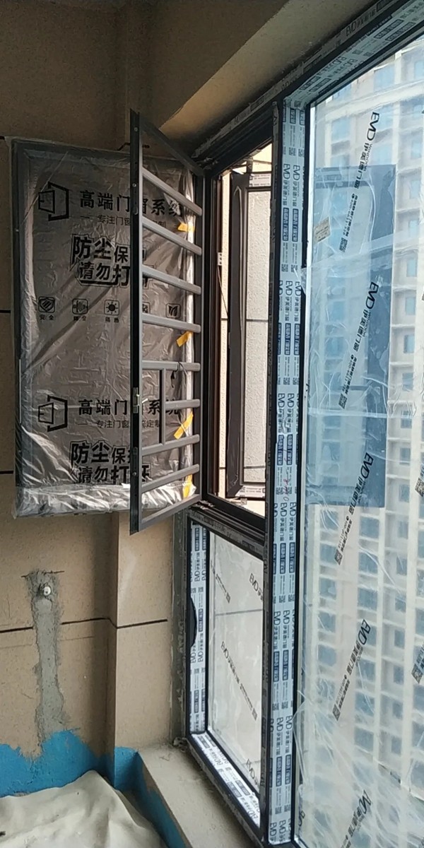 伊美德门窗大大大面积窗户封阳台，18楼，安装一气呵成，圆满完工！