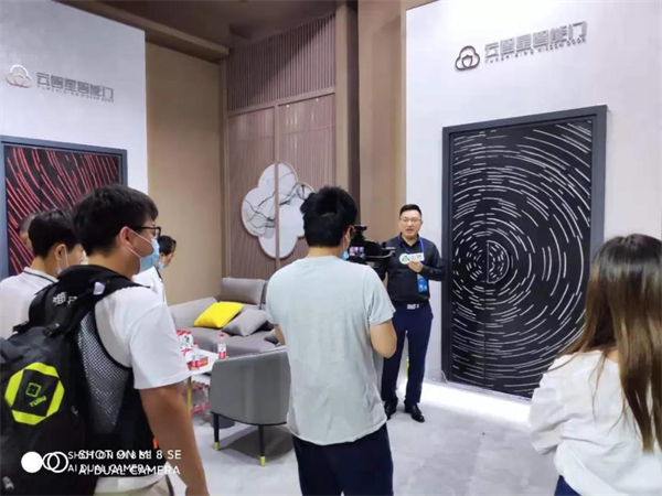 云智星智能门在门博会展位火爆，好评如潮。