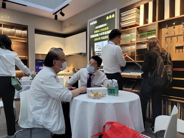 伊仕利家居重磅亮相武汉全屋定制博览会，燃爆全场！