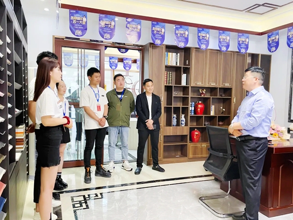 魅派全屋定制董事长任远军空降太和旗舰店,同筑千万大商,携手共赢未来! 魅派全屋定制董事长任远军空降太和旗舰店,同筑千万大商,携手共赢未来!