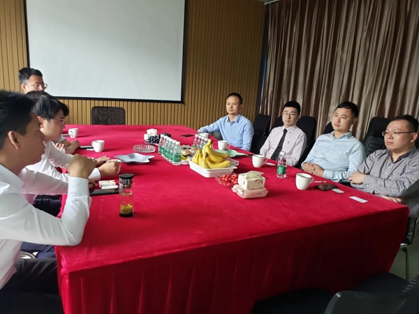 居然之家领导莅临成图百灵鸟参观
