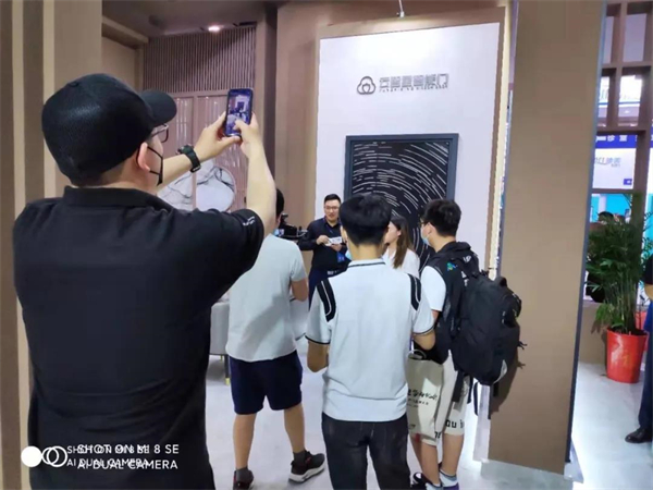 云智星智能门在门博会展位火爆，好评如潮。