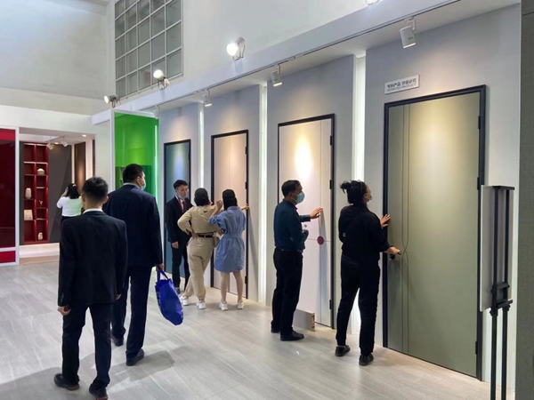 鑫六福木门惊艳亮相CIDE北京定制家居门业展