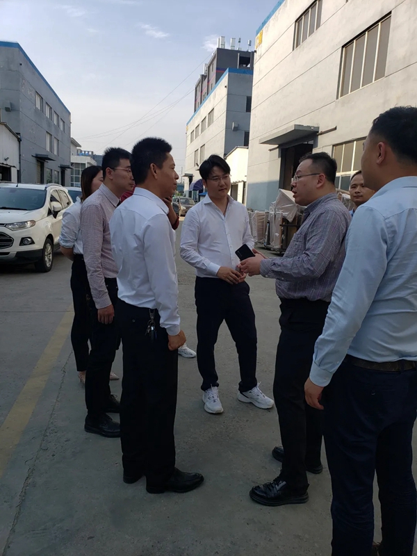 居然之家领导莅临成图百灵鸟参观