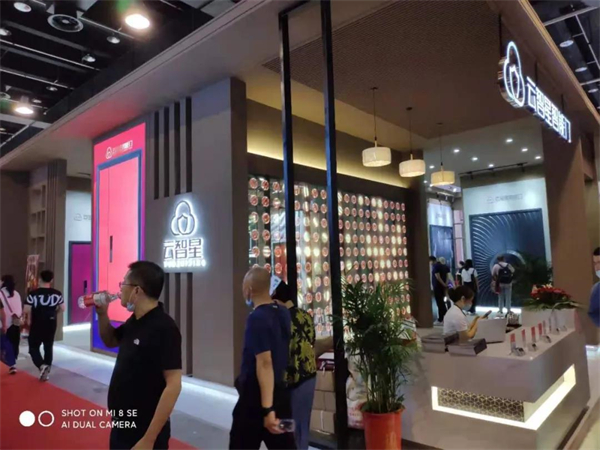 云智星智能门在门博会展位火爆，好评如潮。