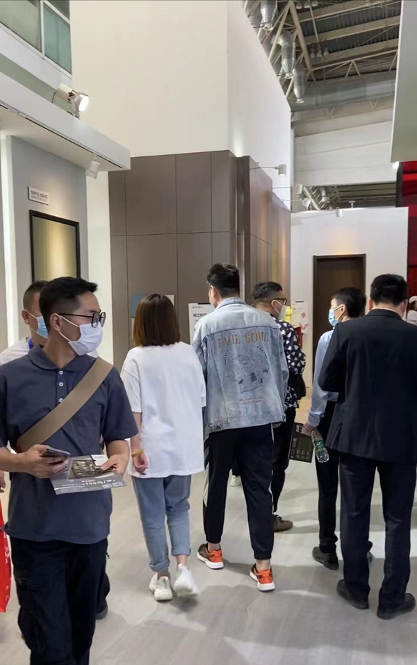 鑫六福木门惊艳亮相CIDE北京定制家居门业展