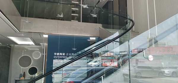 华鹏陶瓷昆明旗舰店来袭，探寻不一样柔光空间