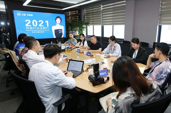  中展智奥、新浪家居、行业资深人士代表团走进艾是·布家居