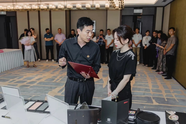冠军品质|九球天后潘晓婷正式成为阿贝罗尼现代大师品牌形象大使！