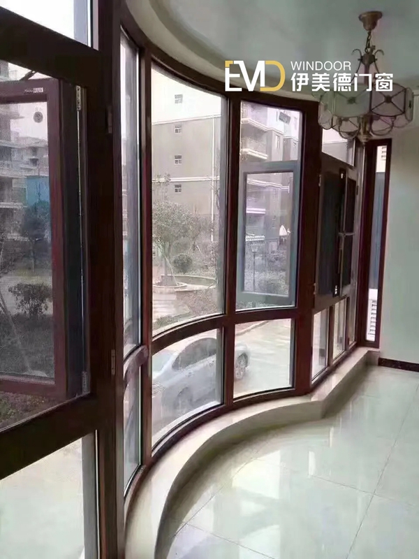 伊美德门窗重庆项目：超十米阳台全封闭 超大面积玻璃