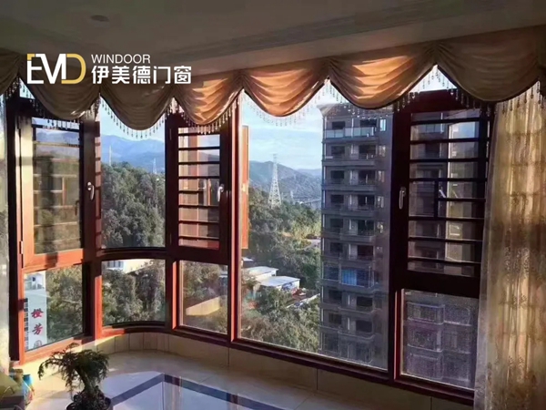 伊美德门窗重庆项目：超十米阳台全封闭 超大面积玻璃