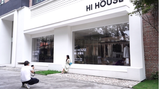 汽车行业转投800㎡人气店、90后美女创业连开三家店，他们凭的是什么？