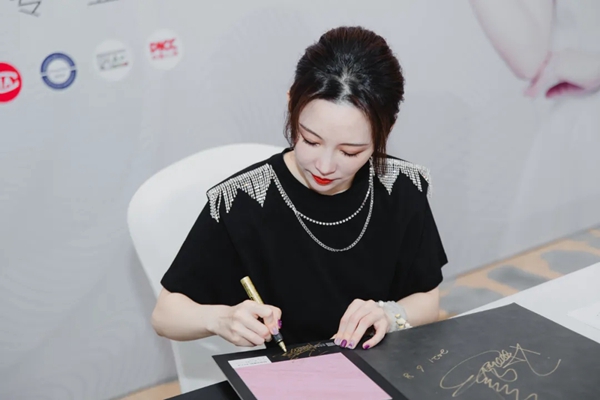 冠军品质|九球天后潘晓婷正式成为阿贝罗尼现代大师品牌形象大使！