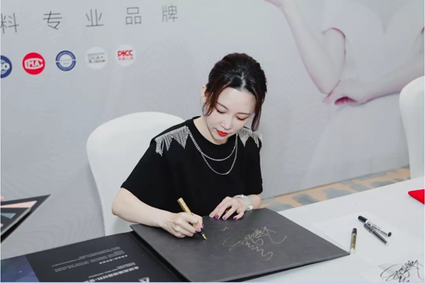 冠军品质|九球天后潘晓婷正式成为阿贝罗尼现代大师品牌形象大使！