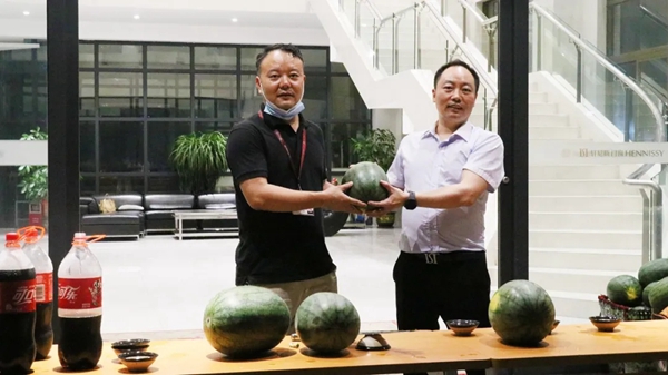轩尼斯门窗领导一行慰问一线员工