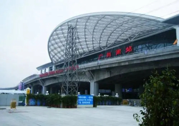 霸屏五大国家级交通枢纽,顺辉陶瓷高铁广告火热放映中!