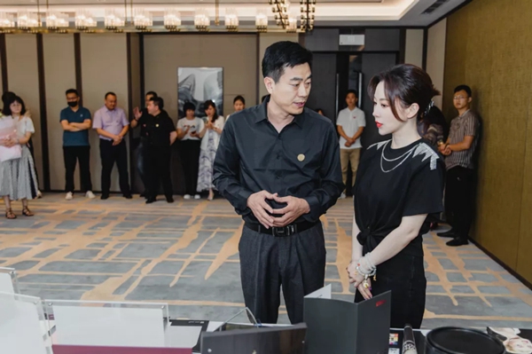 冠军品质|九球天后潘晓婷正式成为阿贝罗尼现代大师品牌形象大使！