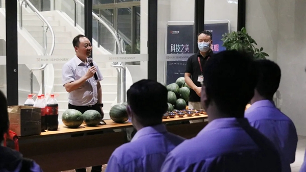 轩尼斯门窗领导一行慰问一线员工