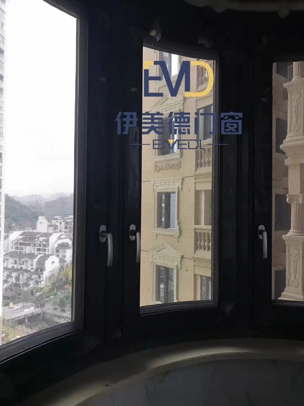伊美德门窗重庆项目：超十米阳台全封闭 超大面积玻璃