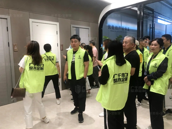 广千木门整木定制|新起点新机遇：“I5理想生活馆”迎首批经销商考察参观