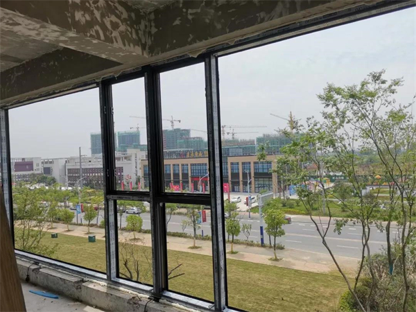 伊美德门窗分享安徽项目，大面积落地窗封阳台