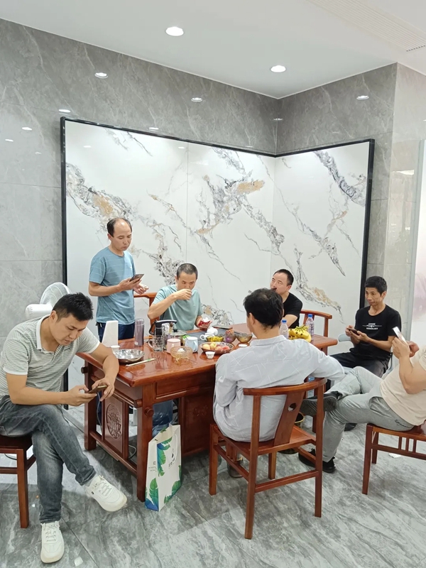 再下一城！萍乡圣堡龙瓷砖专卖店盛装开业