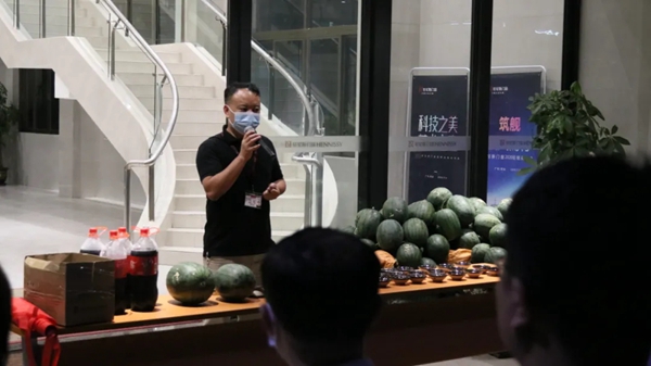 轩尼斯门窗领导一行慰问一线员工