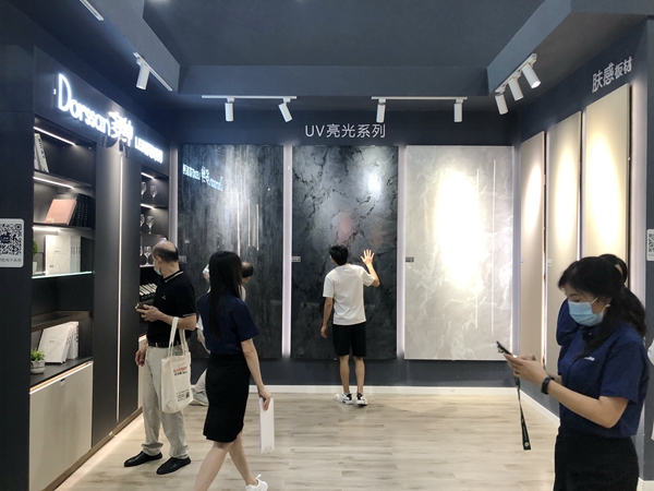 2021中国建博会（广州）丨多绅轻奢板材陈主中：打造轻奢极简新产品