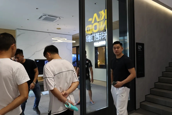 全新升级后的卡诺门窗，迎来客商参观加盟浪潮，一波接一波！