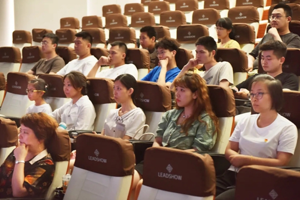 领绣墙布|心中有党不忘初心，公司组织开展红色观影活动
