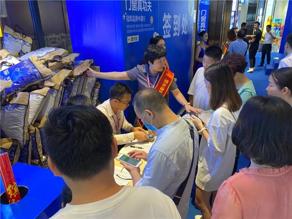 富轩全屋门窗冠军品质中国行湘赣联动明星签售会引爆终端 富轩全屋门窗冠军品质中国行湘赣联动明星签售会引爆终端