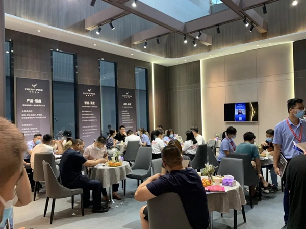 伊百丽轻奢定制亮相2021广州建博会：有型有设·百里挑伊