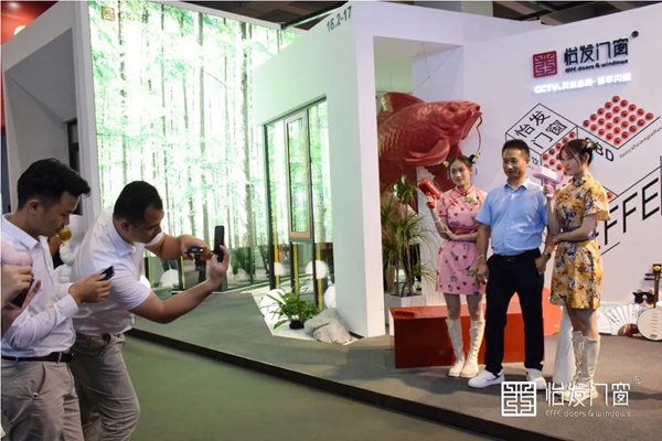 怡发门窗：众媒采访+荣誉+网红打CALL “商”势不可挡