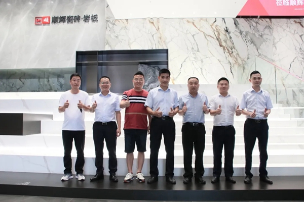 顺辉陶瓷与永家中国签署战略合作协议